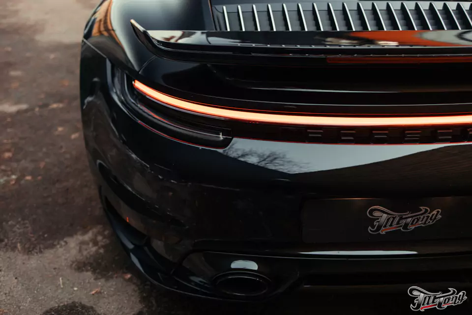 Оклеили кузов и глянец в салоне Porsche 911 полиуретаном, очистили кожу и покрыли керамикой